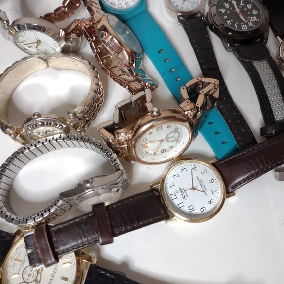 Lot Of Over 25 Untested Watches - Picture 4 of 13